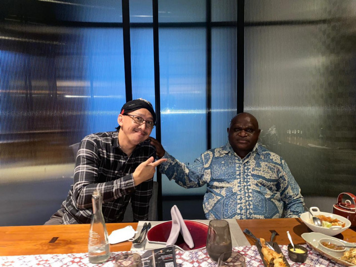 <i>Happy Ending</i> Natalius Pigai-Abu Janda, Diinisiasi Petinggi Gerindra