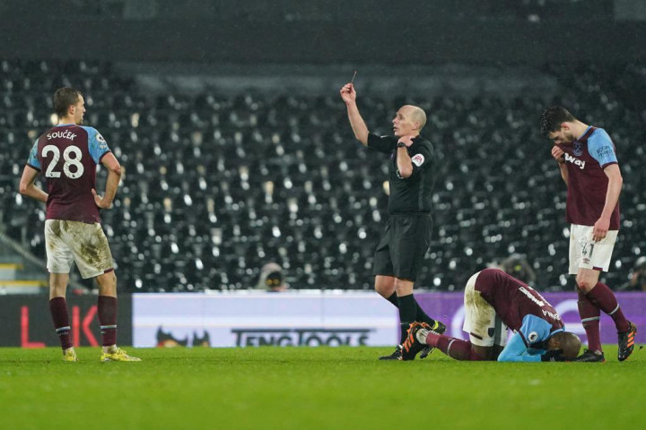 Wasit Kontroversial Mike Dean Dapat Ancaman Pembunuhan, Tomas Soucek Bersimpati