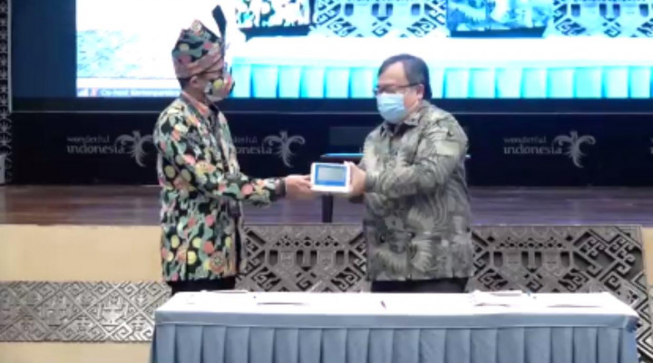 Menristek Ajak Sandiaga Pakai GeNose di Kantornya