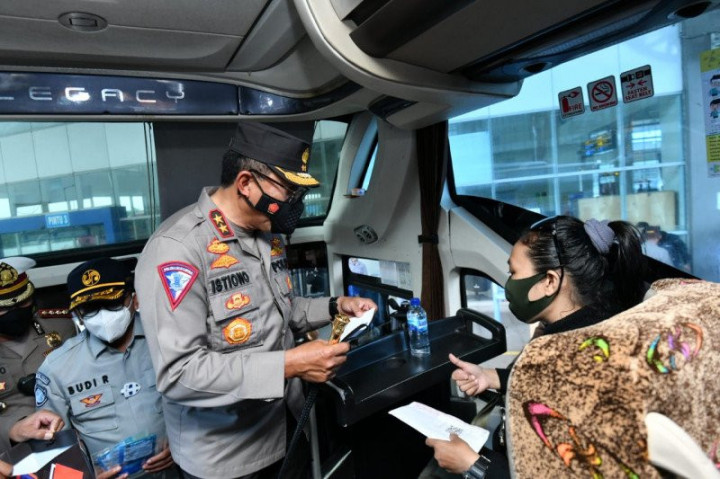 PPKM Mikro, Kakorlantas Cek Penerapan Protokol Kesehatan di Terminal Pulo Gebang