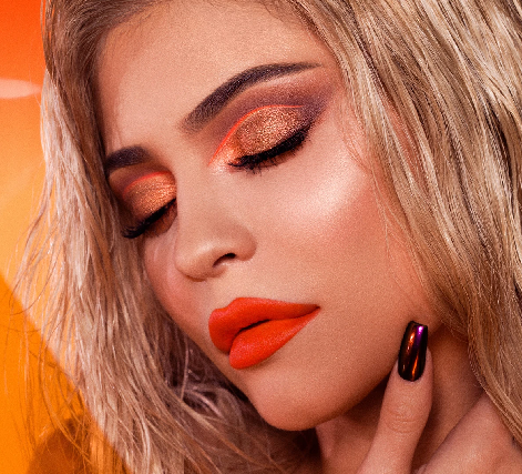 Lipstik oranye dapat membuat warna kulitmu jadi terlihat lebih segar dan eksotis tentunya. (Foto: Dok.Kyliecosmetics.com)