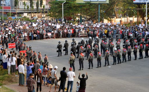 Televisi Myanmar Sebut Anggota Polisi Terluka oleh Pedemo Agresif