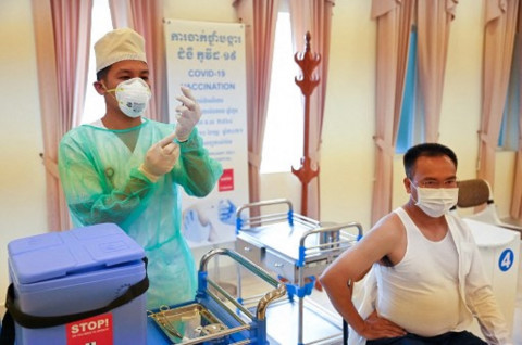 Kamboja Memulai Vaksinasi Covid-19 dengan Vaksin Donasi