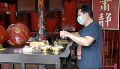 Ritual Cuci Patung Dewa di Kelenteng Swie Brio Krian Ditiadakan