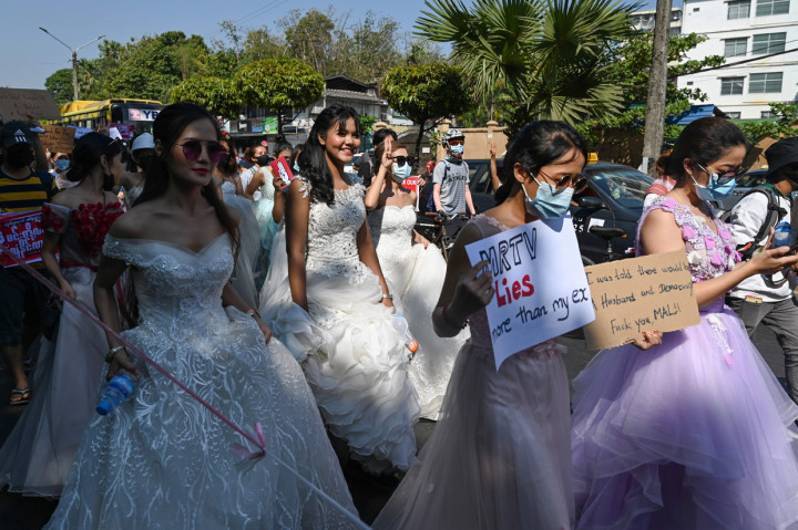 Potret Demonstran Anti-Kudeta di Myanmar Pakai Gaun Pengantin