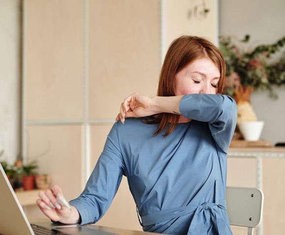 Ini cara bersin yang benar ke siku. (Foto: Ilustrasi/Unsplash.com)