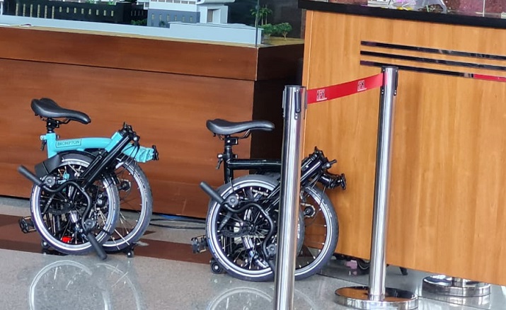 Staf Legislator PDIP Serahkan Dua Sepeda Brompton Terkait Kasus Bansos Jabodetabek