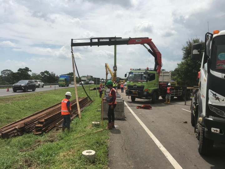 Jalur Sementara di Lokasi Ambles Tol Cipali Mulai Dibuat