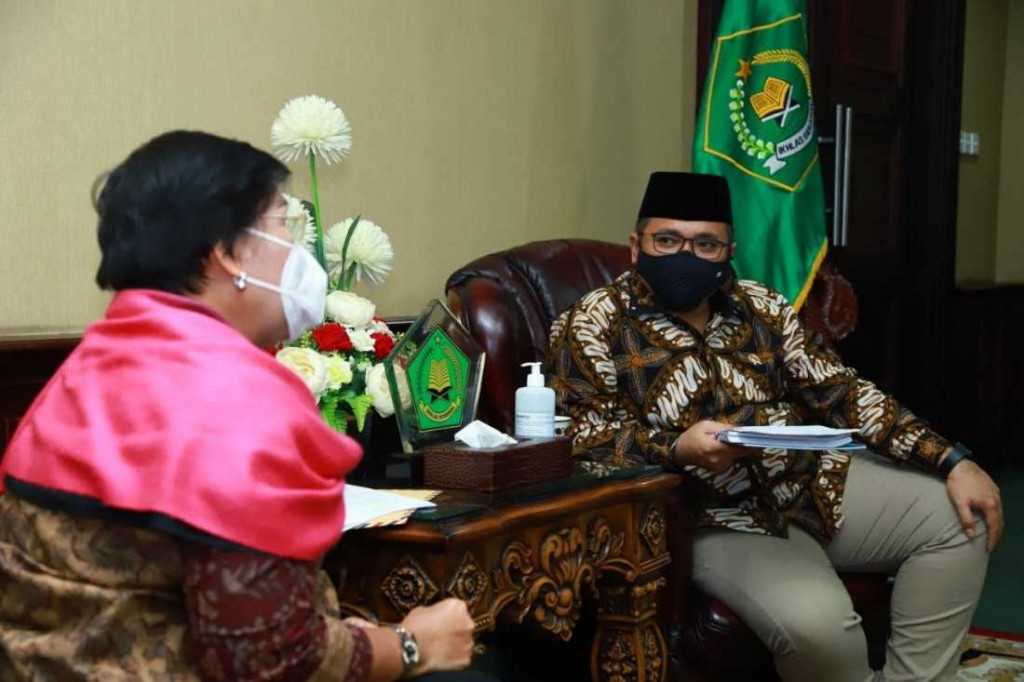 Menag, Yaqut Cholil Qoumas dan Rektor IAKN, Lince Sihombing. Foto: Kemenag/Humas