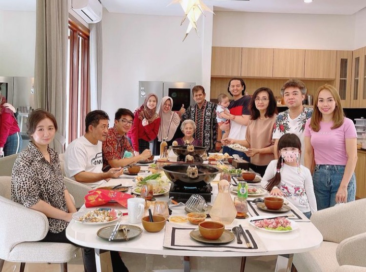 Cut Meyriska Sambut Imlek dengan Busana Islami