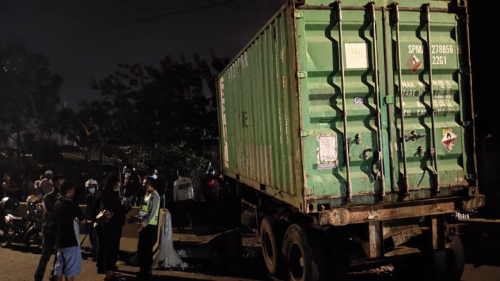 Banting Setir, Truk Kontainer Seruduk Beton Hingga Rumah Semi Permanen