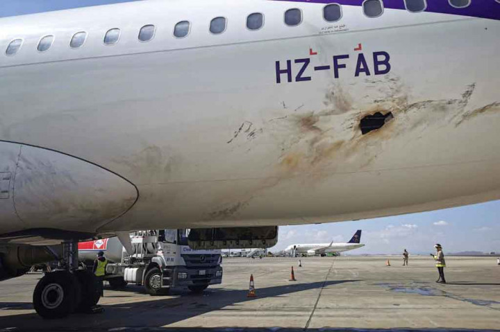 Houthi Serang Bandara Arab Saudi, Satu Pesawat Terbakar