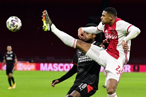 Aksi Sebastien Haller ketika membantu Ajax menaklukkan PSV Eindhoven. (Olaf Kraak / ANP / AFP)