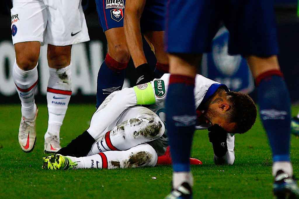 Cedera, Neymar Terancam Absen Bela PSG Lawan Barcelona