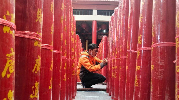 Ratusan Lilin Mulai Berdiri di Vihara Dharma Ramsi Bandung