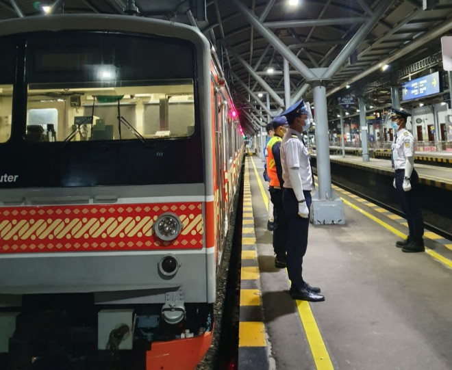 Petugas saat persiapan sebelum KRL melayani penumpang. Foto: Humas KAI