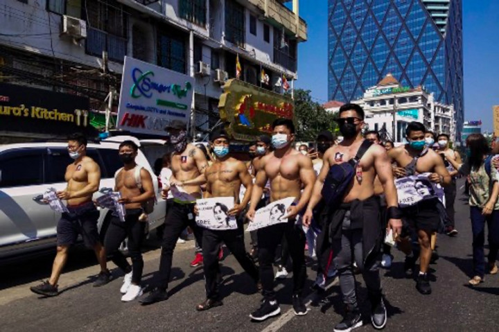 Pria <i>Macho</i>, Hantu Hingga Pengantin Hiasi Protes Antikudeta Myanmar