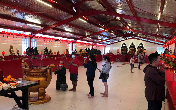 Jelang Imlek, Vihara Dharma Bakti Mulai Didatangi Jemaat