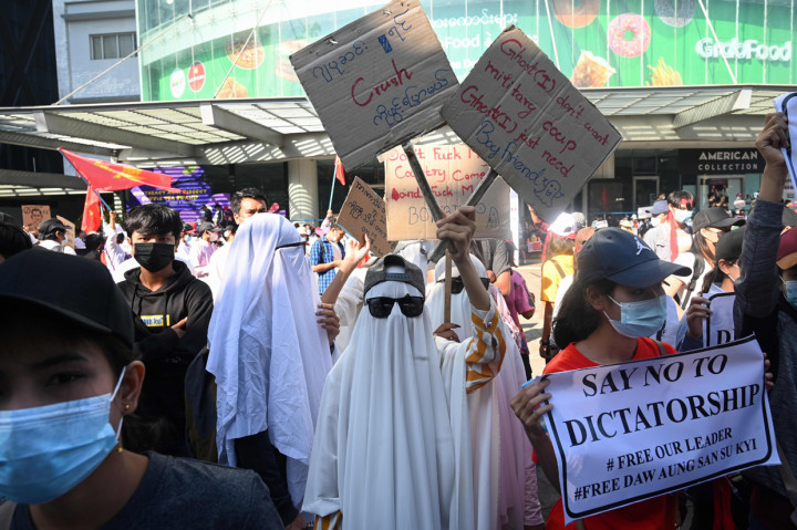 Gaya Unik Demonstran Anti-Kudeta di Myanmar Pakai Konstum Hantu hingga Toga Wisuda
