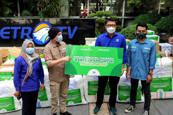 Pendiri Yayasan BenihBaik Indonesia, Andy F Noya (kedua kiri) secara simbolis menyerahkan donasi kepada Ketua Yayasan Media Group Ali Sadikin (kedua kanan) di kompleks Media Group, Jakarta.
