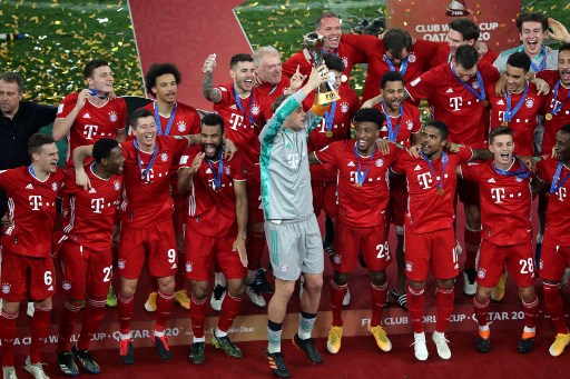 Bayern Muenchen Angkat Trofi Piala Dunia Antarklub