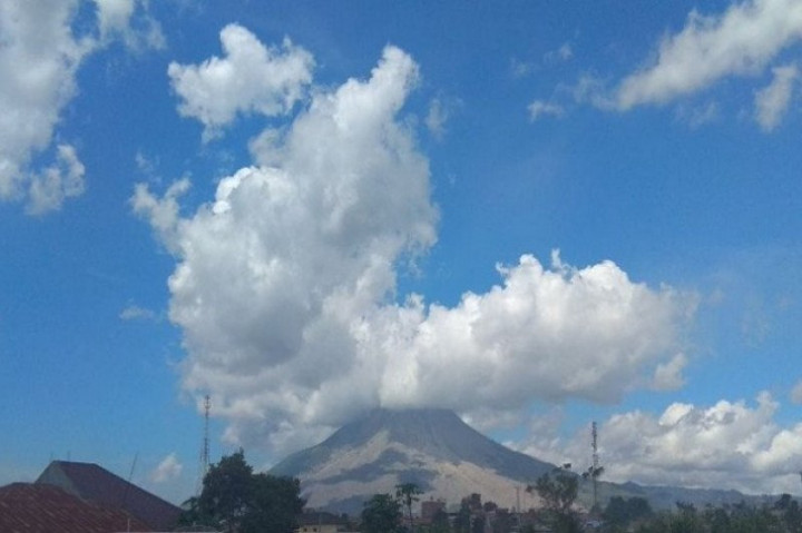 Gunung Sinabung Luncurkan Awan Panas Guguran