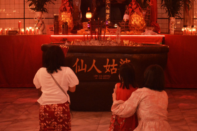 Warga keturunan Tionghoa bersembahyang di Wihara Buddha Dharma & 8 Posat Bogor, Jawa Barat, Jumat, 12 Februari 2021.