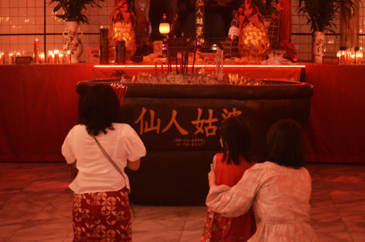 Suasana Tahun Baru Imlek di Dua Wihara di Bogor