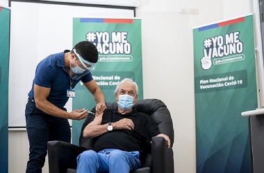 Presiden Chile Disuntik Vaksin Sinovac Bersama Grup Lansia