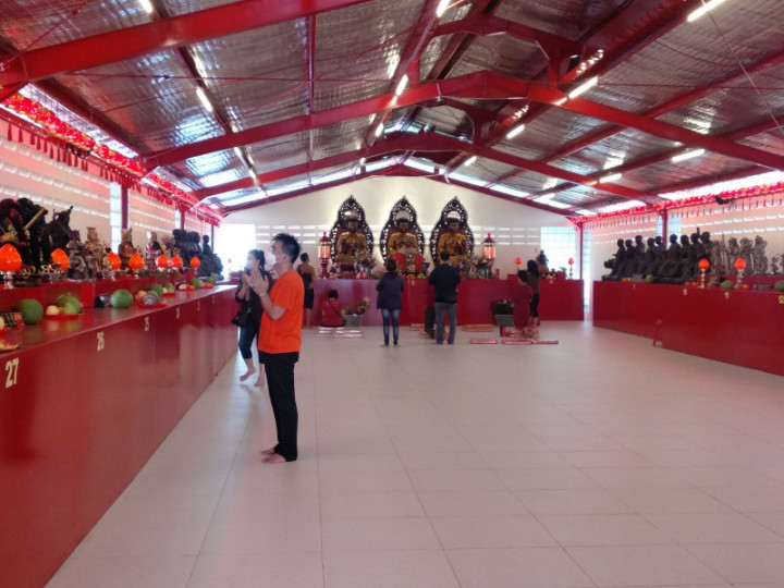 Hari Kedua Imlek, Jemaat yang Sembahyang di Wihara Dharma Bakti Berkurang