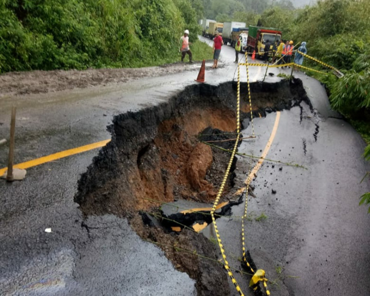 Akses Jalan Lintas Lahat-Pagar Alam Terputus