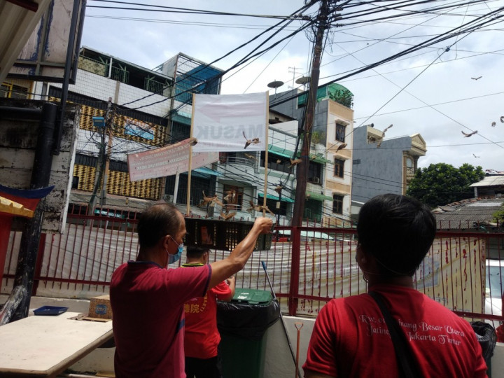 Wihara Dharma Bakti Tetap Berlakukan Tradisi Lepas Burung