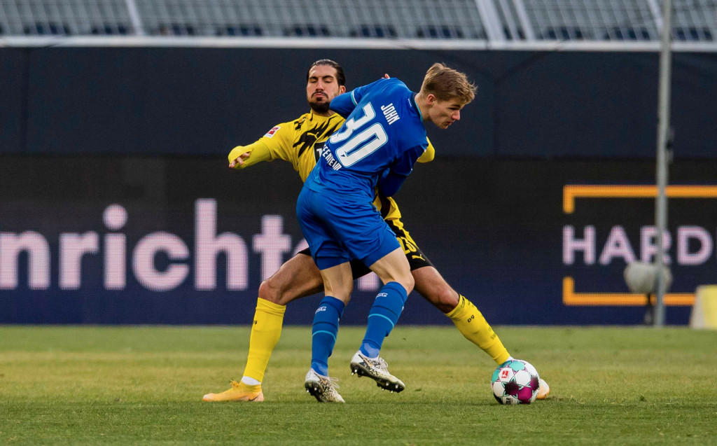 Gelandang Borussia Dortmund, Emre Can, berduel dengan bek Hoffenheim, Marco John (twitter: @BVB)