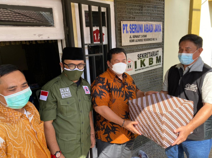IKBM Kalbar Bagikan Ribuan Masker untuk Warga Tionghoa di Momen Imlek