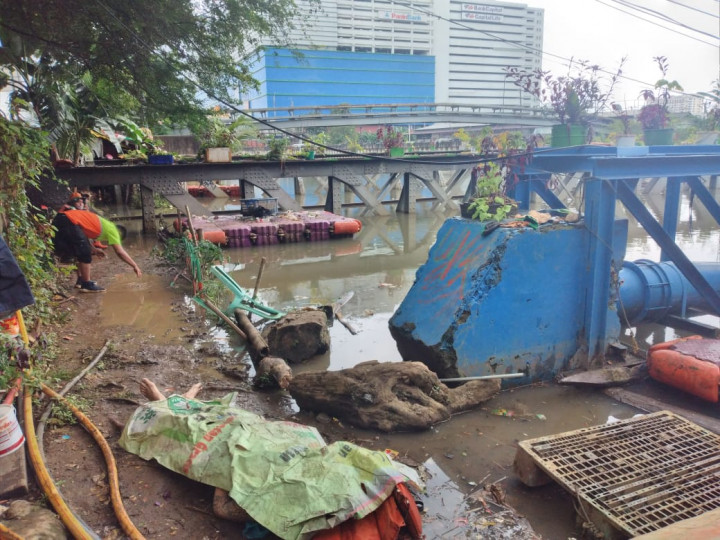 Mayat Pria Ditemukan di Anak Kali Ciliwung Mangga Dua