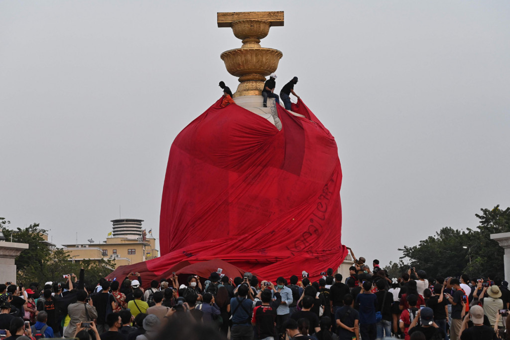 Unjuk Rasa di Thailand Memanas, Demonstran Tutupi Monumen Demokrasi Bangkok