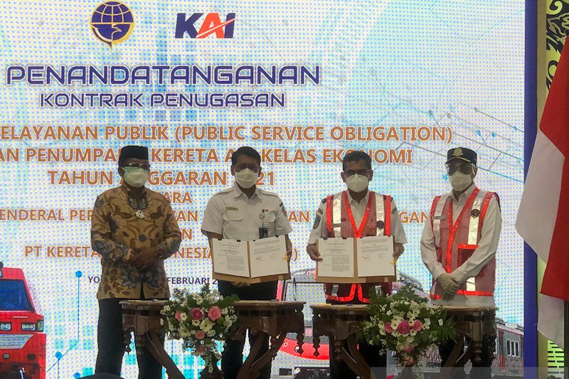 Penandatanganan kontrak penugasan kewajiban pelayanan publik (PSO) PT KAI pada 2021 di Stasiun Tugu Yogyakarta, DIY, Minggu (14/2/2021). ANT