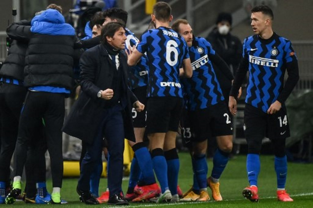 Inter Milan merayakan gol kemenangan atas Lazio. (Foto: AFP/Marco Bertorello)