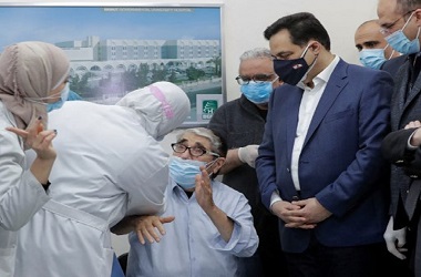 Kepala IGD dan Komedian Jadi yang Pertama Divaksinasi di Lebanon