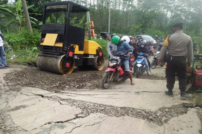 Petugas Kesulitan Perbaiki Jalan Ambles Menuju Objek Wisata Guci Tegal