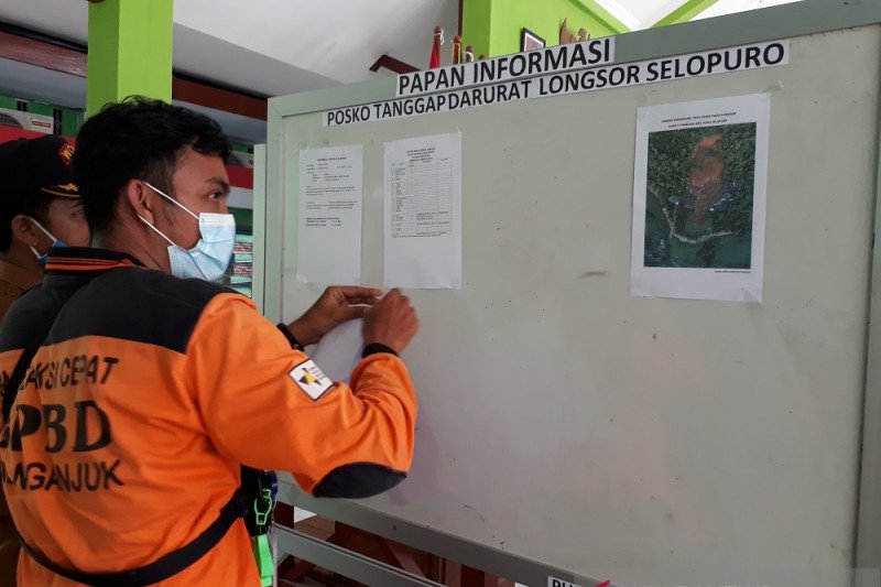 Petugas BPBD Kabupaten Nganjuk di lokasi posko bencana tanah longsor di Kantor Kecamatan Ngetos, Kabupaten Nganjuk, Jawa Timur, Senin (15/2/2021). (Foto: ANTARA)