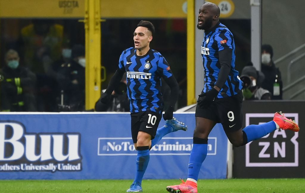 Momen saat striker Inter Milan Lautaro Martinez (kiri) merayakan gol ke gawang Lazio bersama Romelu Lukaku (kanan) (Foto: AFP/Marco Bertorello)