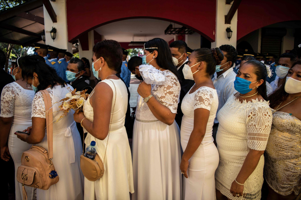 Foto: 400 Pasangan di Nikaragua Ikuti Nikah Massal di Momen Valentine