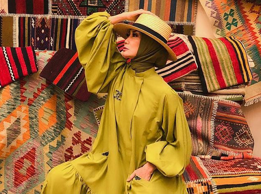 (Okky memadukan hijab berwarna hijau army dengan dress berwarna olive saat raveling ke Turki. Foto: Dok. Instagram/@okkyasokawati)