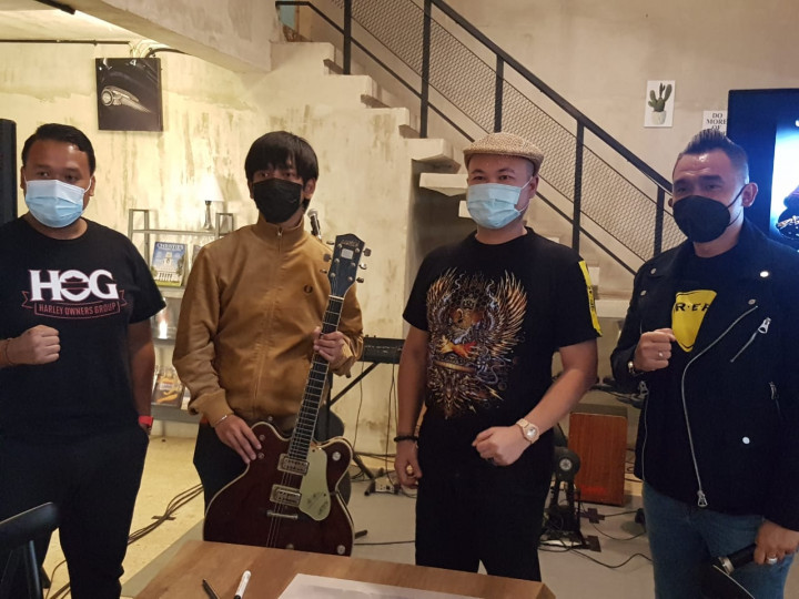 Rian D'Masiv Lelang Gitar Kesayangan demi Anak-Anak Korban Bencana Alam