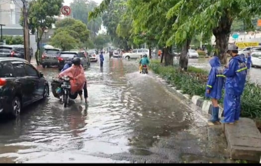 Jalan Bungur Raya Kemayoran Tergenang