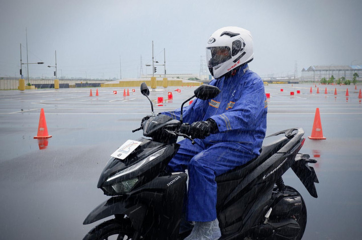 Motoran Di Musim Hujan, Cermati Perlengkapi Berkendaranya