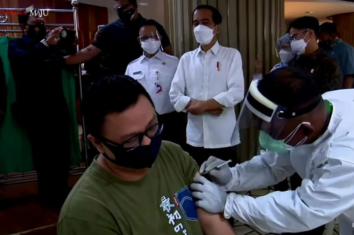 Foto: Jokowi Tinjau Vaksinasi Massal Pedagang Pasar Tanah Abang