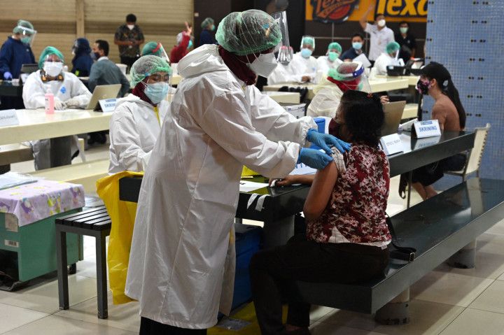 Suasana Vaksinasi Covid-19 Tahap 2 di Tanah Abang