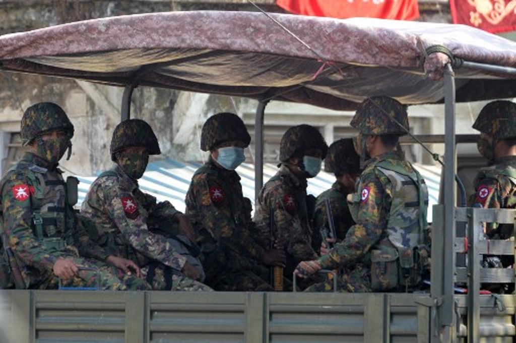 Sekelompok prajurit menaiki truk dalam menangani aksi protes masyarakat penentang kudeta militer di Naypyidaw, Myanmar pada Selasa, 16 Februari 2021. (STR/AFP)